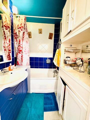 GRAND APPARTEMENT DE TYPE 3 PROCHE DES COMMODITES