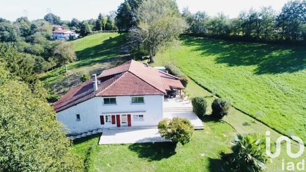 Maison traditionnelle 8 pièces de 221 m² à Urt (64240)
