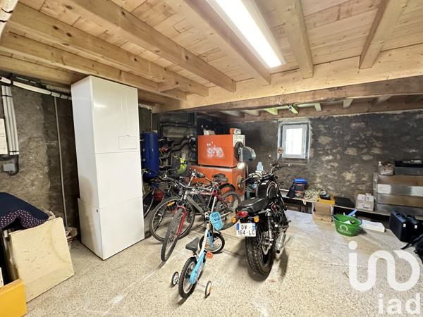 Maison traditionnelle 8 pièces de 221 m² à Urt (64240)