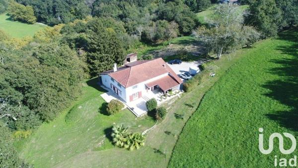 Maison traditionnelle 8 pièces de 221 m² à Urt (64240)