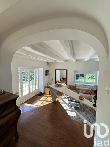 Maison traditionnelle 8 pièces de 221 m² à Urt (64240)