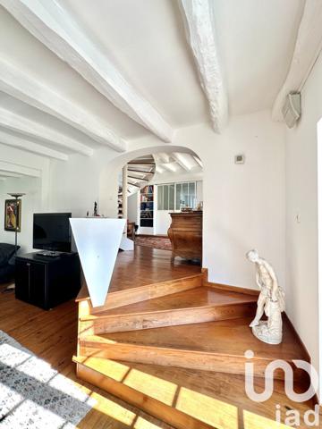 Maison traditionnelle 8 pièces de 221 m² à Urt (64240)