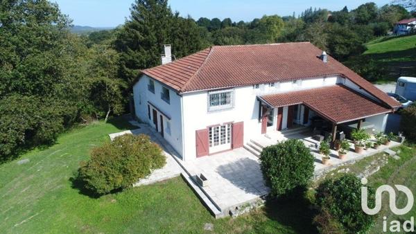 Maison traditionnelle 8 pièces de 221 m² à Urt (64240)
