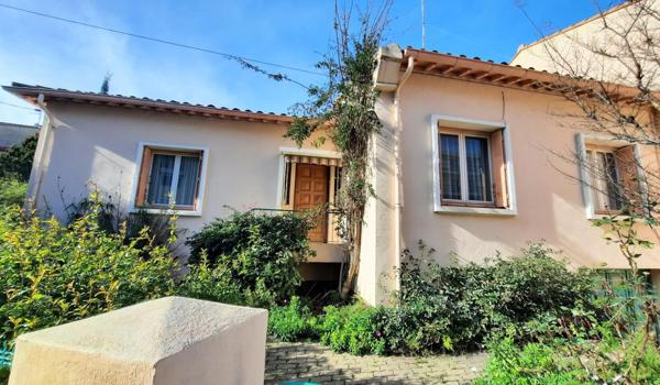 Maison 3 faces de plain pied avec jardin et garage