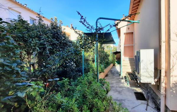 Maison 3 faces de plain pied avec jardin et garage