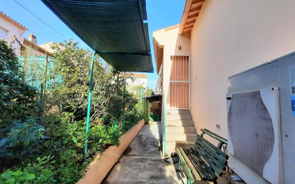 Maison 3 faces de plain pied avec jardin et garage