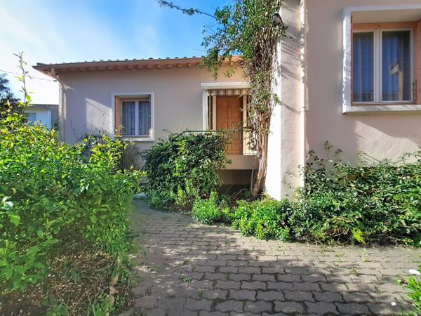 Maison 3 faces de plain pied avec jardin et garage