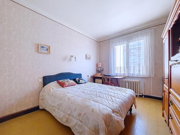 Maison 3 faces de plain pied avec jardin et garage