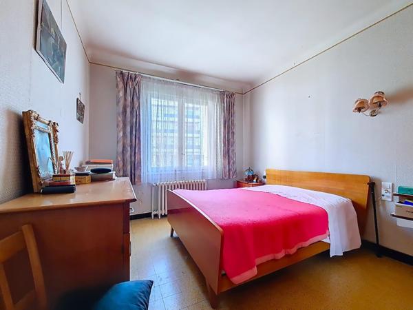 Maison 3 faces de plain pied avec jardin et garage