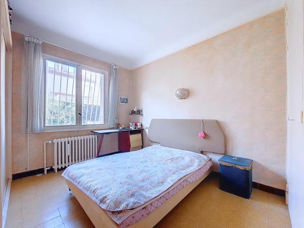 Maison 3 faces de plain pied avec jardin et garage