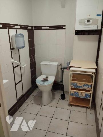 MURS COMMERCIAUX - A vendre sur la commune de Isigny-le-Buat, un bâtiment à usage commercial d'...