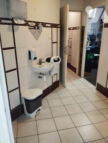 MURS COMMERCIAUX - A vendre sur la commune de Isigny-le-Buat, un bâtiment à usage commercial d'...