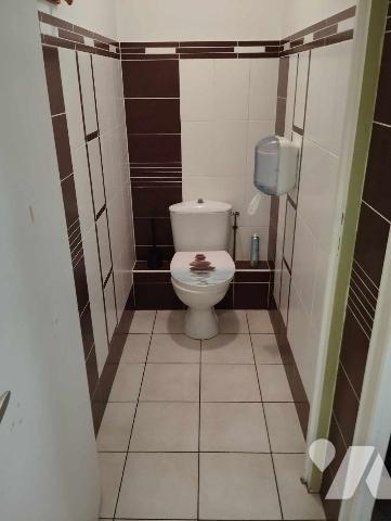 MURS COMMERCIAUX - A vendre sur la commune de Isigny-le-Buat, un bâtiment à usage commercial d'...