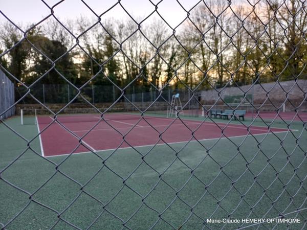 Saint Malo, St Servan, proximité plages. T4 rénové dans résidence avec parc et tennis, cave et parking