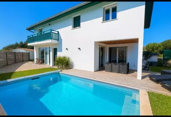 Maison contemporaine de 137m2 de type T5 à GUÉTARY