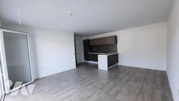 DECOUVERTE - Appartement construit en en 2018 au 1er étage comprenant un dégagement avec placar...