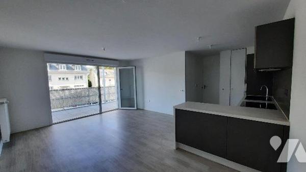DECOUVERTE - Appartement construit en en 2018 au 1er étage comprenant un dégagement avec placar...