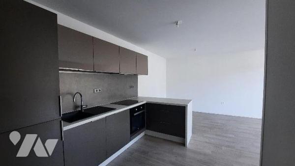 DECOUVERTE - Appartement construit en en 2018 au 1er étage comprenant un dégagement avec placar...