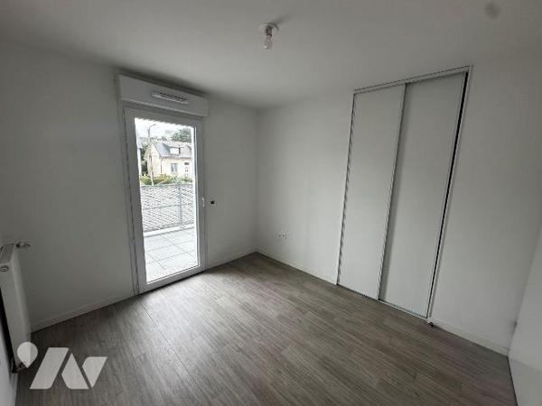 DECOUVERTE - Appartement construit en en 2018 au 1er étage comprenant un dégagement avec placar...