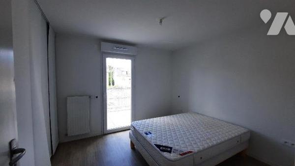 DECOUVERTE - Appartement construit en en 2018 au 1er étage comprenant un dégagement avec placar...