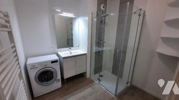 DECOUVERTE - Appartement construit en en 2018 au 1er étage comprenant un dégagement avec placar...
