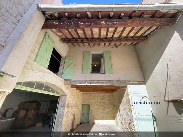 Maison de village, 4 chambres avec extérieur et garage.