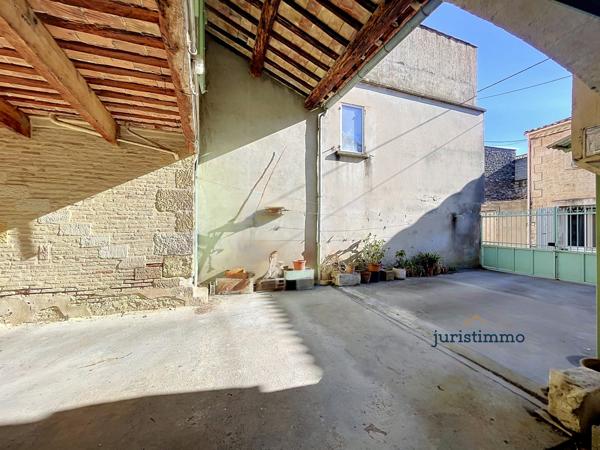 Maison de village, 4 chambres avec extérieur et garage.