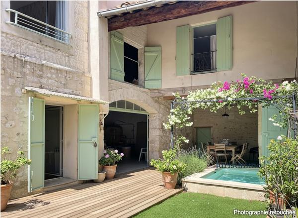 Maison de village, 4 chambres avec extérieur et garage.