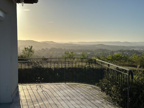 Villeneuve-sur-Lot (47300) Vue à couper le souffle ! Maison semi-enterrée avec grand terrain de 8930m3