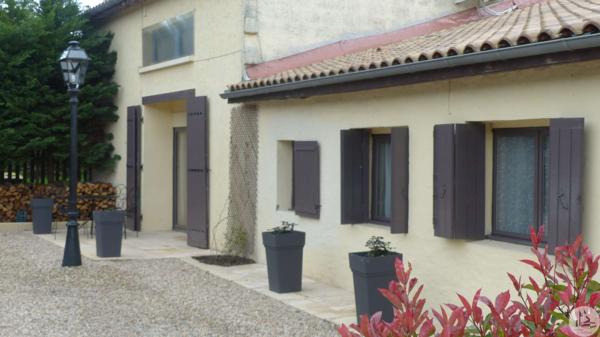 Bel ensemble immobilier en pierre avec piscine