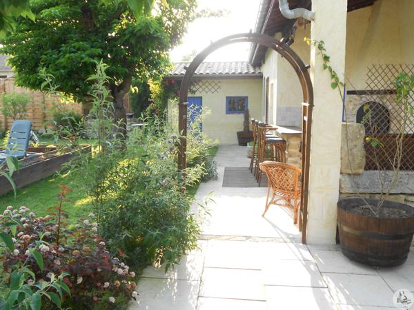 Bel ensemble immobilier en pierre avec piscine