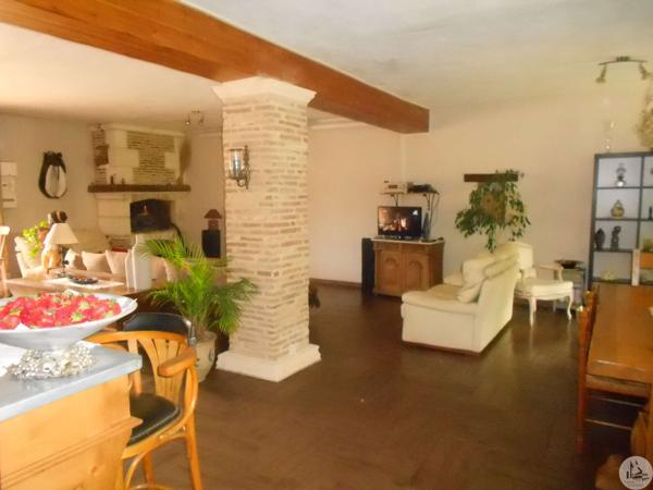 Bel ensemble immobilier en pierre avec piscine