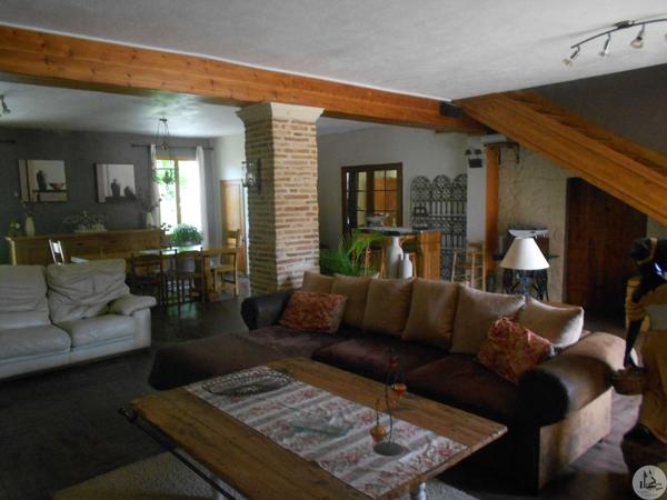 Bel ensemble immobilier en pierre avec piscine