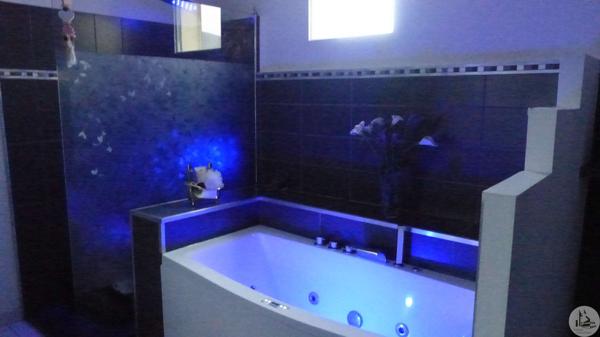 Bel ensemble immobilier en pierre avec piscine