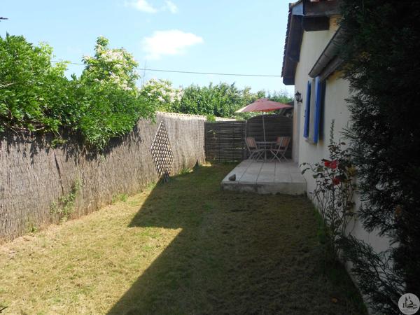 Bel ensemble immobilier en pierre avec piscine