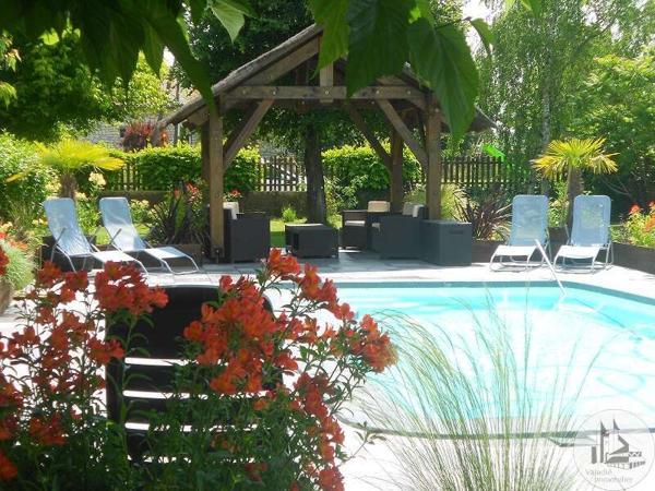 Bel ensemble immobilier en pierre avec piscine