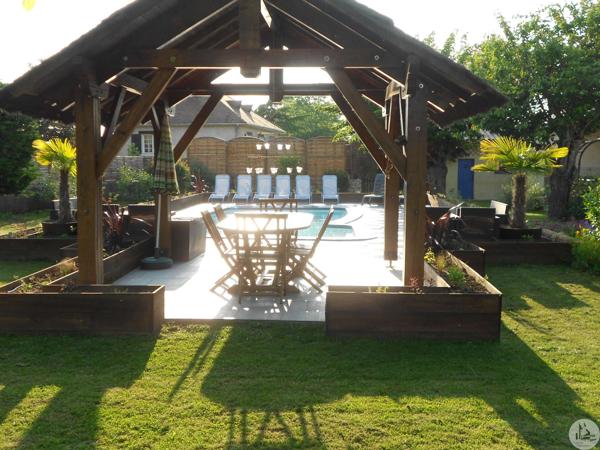 Bel ensemble immobilier en pierre avec piscine