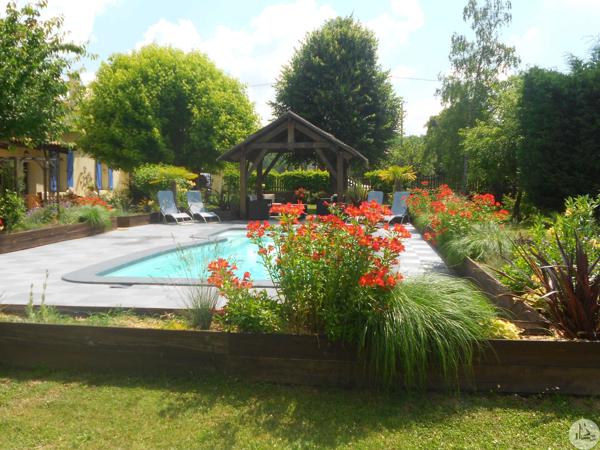 Bel ensemble immobilier en pierre avec piscine