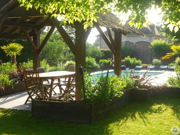 Bel ensemble immobilier en pierre avec piscine