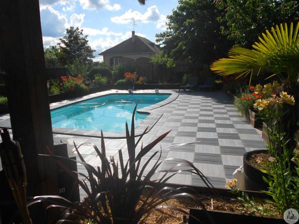 Bel ensemble immobilier en pierre avec piscine