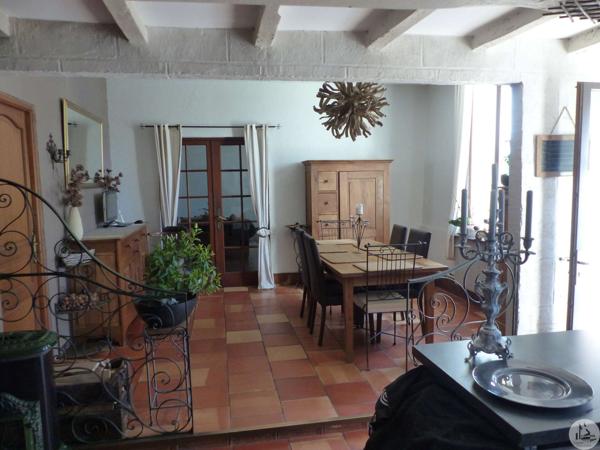 Bel ensemble immobilier en pierre avec piscine