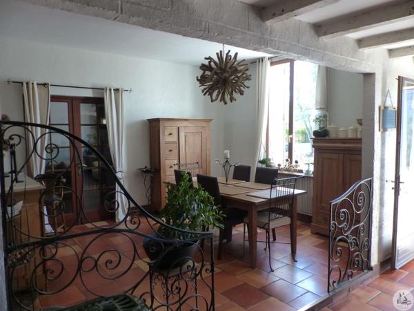 Bel ensemble immobilier en pierre avec piscine