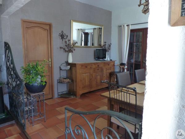 Bel ensemble immobilier en pierre avec piscine