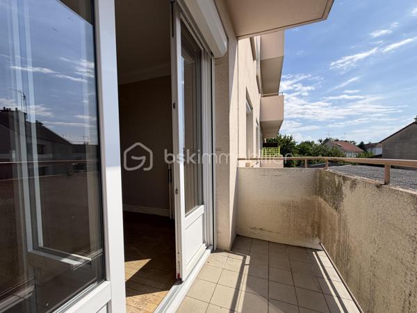 Dans un quartier calme, à Dijon, un appartement T3 traversant au premier étage, comprenant, une entrée, une pièce de vie avec son balcon ensoleillé, une cuisine, deux chambres, une salle d'eau, un wc séparé.

Chauffage individuel gaz, chauffe-eau électrique, fenêtres PVC et volets électriques récents.
Un garage et une cave complètent avantageusement ce bien.