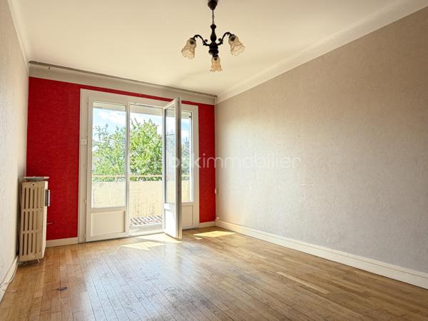 Dans un quartier calme, à Dijon, un appartement T3 traversant au premier étage, comprenant, une entrée, une pièce de vie avec son balcon ensoleillé, une cuisine, deux chambres, une salle d'eau, un wc séparé.

Chauffage individuel gaz, chauffe-eau électrique, fenêtres PVC et volets électriques récents.
Un garage et une cave complètent avantageusement ce bien.