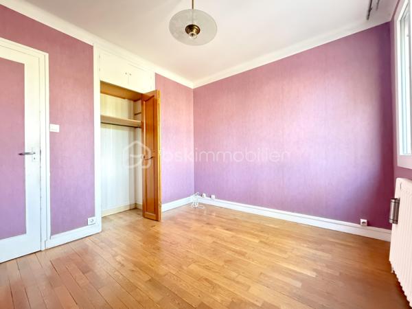 Dans un quartier calme, à Dijon, un appartement T3 traversant au premier étage, comprenant, une entrée, une pièce de vie avec son balcon ensoleillé, une cuisine, deux chambres, une salle d'eau, un wc séparé.

Chauffage individuel gaz, chauffe-eau électrique, fenêtres PVC et volets électriques récents.
Un garage et une cave complètent avantageusement ce bien.