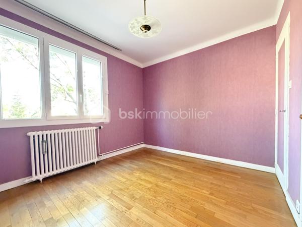 Dans un quartier calme, à Dijon, un appartement T3 traversant au premier étage, comprenant, une entrée, une pièce de vie avec son balcon ensoleillé, une cuisine, deux chambres, une salle d'eau, un wc séparé.

Chauffage individuel gaz, chauffe-eau électrique, fenêtres PVC et volets électriques récents.
Un garage et une cave complètent avantageusement ce bien.