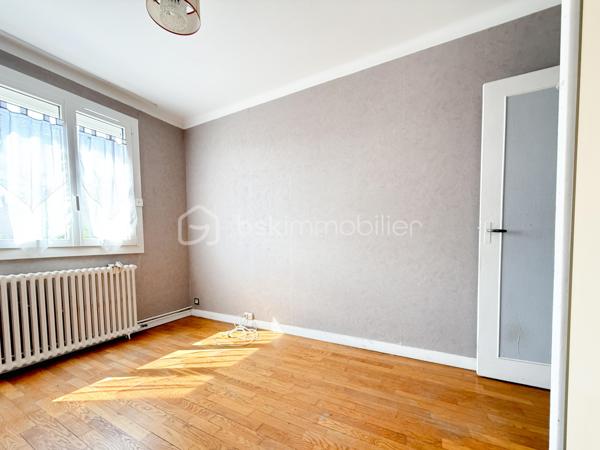 Dans un quartier calme, à Dijon, un appartement T3 traversant au premier étage, comprenant, une entrée, une pièce de vie avec son balcon ensoleillé, une cuisine, deux chambres, une salle d'eau, un wc séparé.

Chauffage individuel gaz, chauffe-eau électrique, fenêtres PVC et volets électriques récents.
Un garage et une cave complètent avantageusement ce bien.
