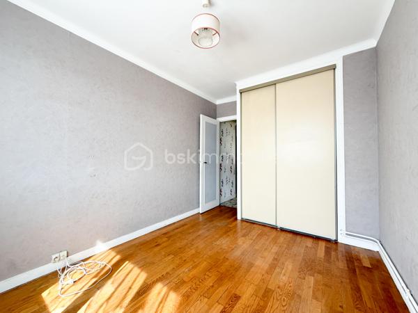 Dans un quartier calme, à Dijon, un appartement T3 traversant au premier étage, comprenant, une entrée, une pièce de vie avec son balcon ensoleillé, une cuisine, deux chambres, une salle d'eau, un wc séparé.

Chauffage individuel gaz, chauffe-eau électrique, fenêtres PVC et volets électriques récents.
Un garage et une cave complètent avantageusement ce bien.