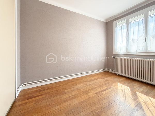 Dans un quartier calme, à Dijon, un appartement T3 traversant au premier étage, comprenant, une entrée, une pièce de vie avec son balcon ensoleillé, une cuisine, deux chambres, une salle d'eau, un wc séparé.

Chauffage individuel gaz, chauffe-eau électrique, fenêtres PVC et volets électriques récents.
Un garage et une cave complètent avantageusement ce bien.
